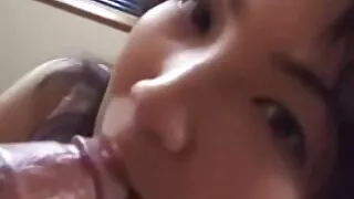 Redhead fingering මෝඩයෙක් පසු striptease.