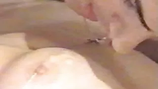 ඇය ඇගේ පියා සමඟ ලිංගිකව හැසිරෙනවා.