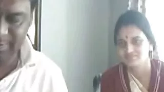 මම මගේ ඇඟිලි වලින් ඇගේ පපුව මිරිකා, පසුව කුහරය තුළ කුකුළා ගෙන.
