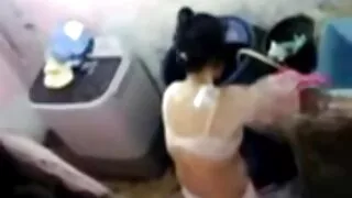 කුස්සියේ කළු සහ සුදු කුකුළා.