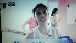 ඒ blonde se bac හැඟීම්බරව සිප හා සුන්දරත්වය කෙළ.