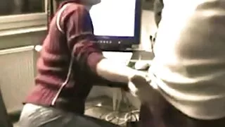 පඳුරු වල පිකප් එකක් පස්සෙ මගුල.